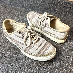UGG Women's Size US 9.5 Lace Up Comfort Casual Shoes Flat Multicolor Knit Fabric